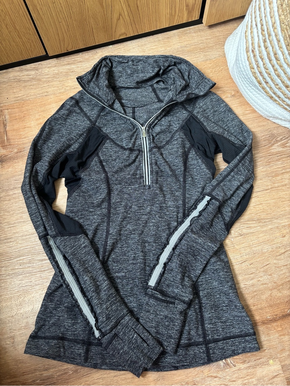Lululemon size 4 pullover